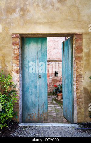 A worn, aged doorway in Tuscany, Toscana, Italy Stock Photo