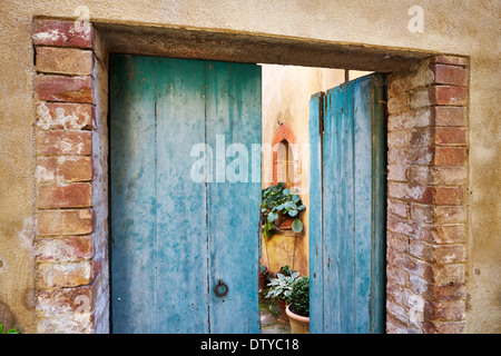 A worn, aged doorway in Tuscany, Toscana, Italy Stock Photo