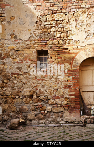 A worn, aged doorway in Tuscany, Toscana, Italy Stock Photo