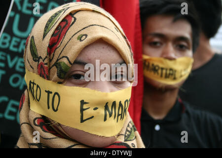 Manila, Philippine, . 25th Feb, 2014. A girl in a Hijab protesting the alleged restriction of the freedom of speech by enacting the Cybercrime Law during the Black Tuesday protest at the Edsa Shrine in Quezon City. -- Different media groups, together with student activists, commemorated the 28th anniversary of the Edsa Revolution with a protest rally against the Cybercrime Law. Credit:  J Gerard Seguia/NurPhoto/ZUMAPRESS.com/Alamy Live News Stock Photo