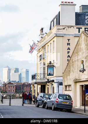 Trafalgar Tavern pub, Trident Hall stone building in Greenwich with Canary Wharf Financial Centre in the distance, London, UK Stock Photo