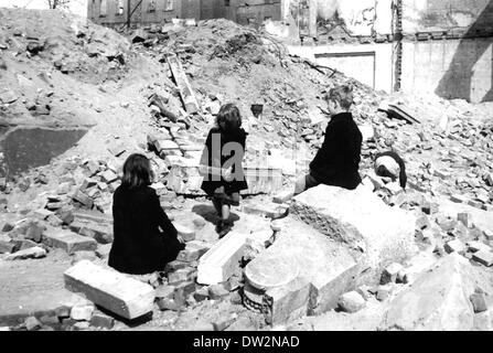 Children play in debris of houses destroyed in the second world war in Leipzig 1945. Photo: Voller Ernst Agency - NO WIRE SERVICE Stock Photo
