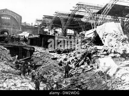 People remove debris at the main train station in Leipzig, destroyed by the bombings in the second world war, 1947. Fotoarchiv für Zeitgeschichtee - NO WIRE SERVICE Stock Photo