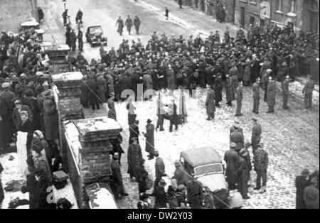 Officers of th People's Police in the Soviet occupation zone gather during a large-scale raid on the black market in Berlin, Germany, February 1946. Fotoarchiv für Zeitgeschichte - NO WIRE SERVICE Stock Photo