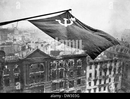 End of the war in Berlin 1945 - The Soviet flag waves over the destroyed city after the German capitulation in Berlin, germany, May 1945. Fotoarchiv für Zeitgeschichte - NO WIRE SERVICE Stock Photo