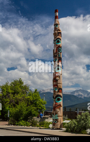 The two brothers Haida Gwaii totem pole on Connaught Dr. in Jasper, Alberta, Canada. Stock Photo