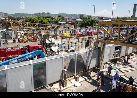 Recklessness: Truck driver knocks on the catwalk on Yellow Line, in Rio de Janeiro. Structure smashed cars killing 4 people Stock Photo