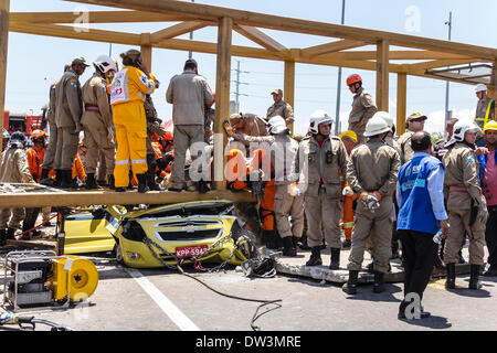 Recklessness: Truck driver knocks on the catwalk on Yellow Line, in Rio de Janeiro. Structure smashed cars killing 4 people Stock Photo