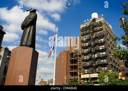 Chatham Square in Chinatown, Manhattan has erected a statue of Lin, commemorating the pioneer in real combat drug work. Stock Photo