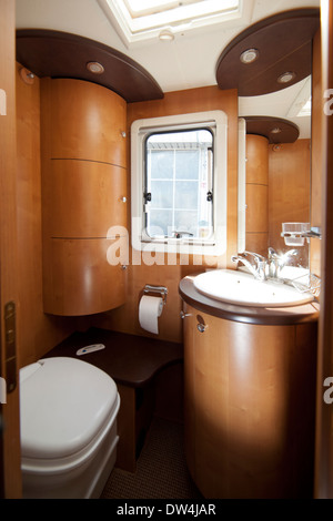 Camper Van Bagno con doccia e wc Foto stock - Alamy