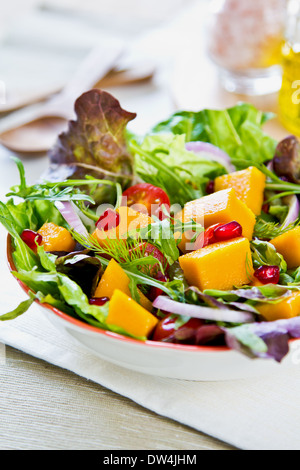 mango-with-pomegranate-lettuce-and-rocket-salad-dw4jhm.jpg