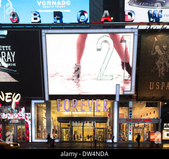 Forever 21 store in Times Square in New York City Stock Photo - Alamy