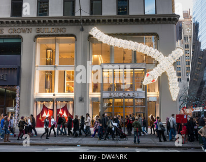 Bulgari Window Display on Fifth Avenue, NYC Stock Photo - Alamy