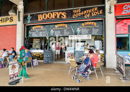 Tourists, day trippers & locals enjoying fresh fish & chips at Boofy's shop on the sea front in Barry, South Wales Stock Photo