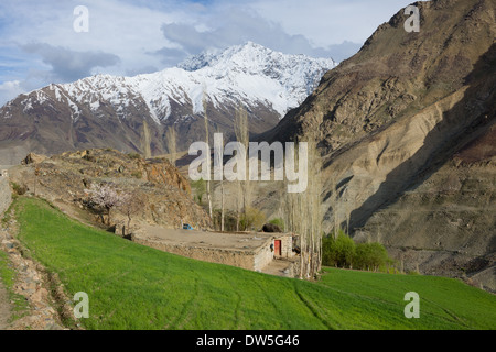 Small house on the outskirts of the village of Teru, in the Ghizar River (Gilgit River) Valley, seen from the Shandur-Gilgit Road, near the Shandur Pass, Gilgit-Baltistan, Pakistan Stock Photo