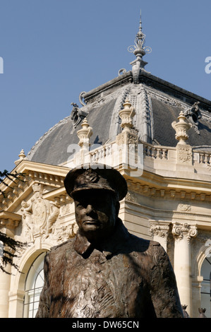 Statue of Winston Churchill in front of the Petit Palais, Paris Stock Photo