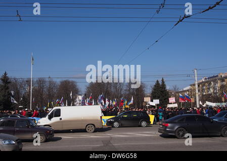 Lugansk, Ukraine. 1st March, 2014. Supporters of the old regime rally 'against anarchy and disorder' in Lugansk, Ukraine. The rally soon turned to support the Russian occupation of Crimea Credit:  Igor Golovnov/Alamy Live News Stock Photo