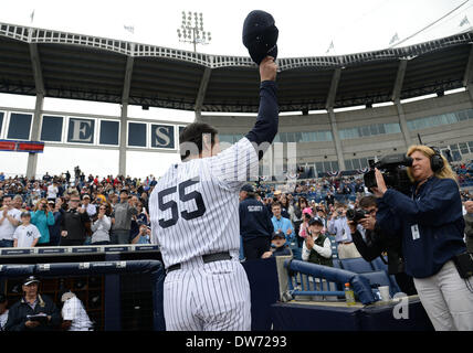 Tampa, Florida, USA. 27th Feb, 2014. (L-R) Hideki Matsui, Ichiro Suzuki  (Yankees) MLB : New York Yankees' Ichiro Suzuki and guest instructor Hideki  Matsui are seen in the dugout during a spring