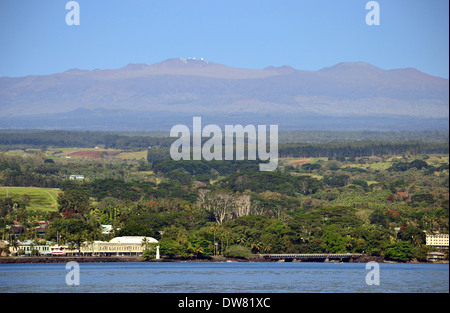 Mauna Kea, the largest and tallest mountain in the world, viewed from Hilo Bay in a clear day, Hilo, Big Island, Hawaii, USA Stock Photo