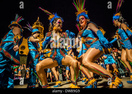 Sitges, Spain. March 2nd, 2014: Revellers dance during the Sunday parade of the carnival in Sitges Credit:  matthi/Alamy Live News Stock Photo