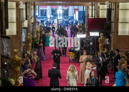 Los Angeles, CA, USA. 3rd March, 2014. Media members crowd in the red carpet arrival area in the Dolby Theatre before the 86th Academy Awards in Los Angeles, the United States, March 2, 2014. Credit:  Xinhua/Alamy Live News Stock Photo