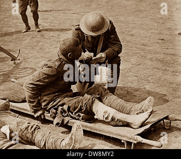 WW1 Chaplain with wounded soldier 1914 - 1918 Stock Photo
