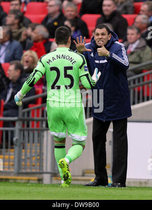 Wembley, London, UK. 2nd March, 2014. Capital One Cup Final - Manchester City v Sunderland.  Gustavo Poyet (Sunderland manager) speaks to Vito Mannone (S) **This picture may only be used for editorial use** Credit:  Paul Marriott/Alamy Live News Stock Photo