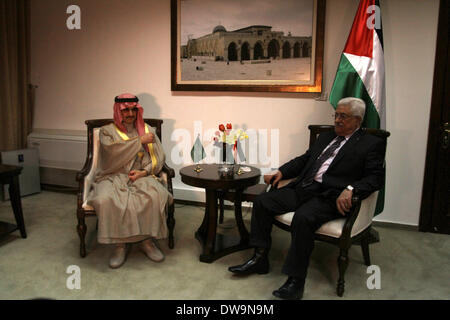 Ramallah, West Bank, Palestinian Territory. 4th Mar, 2014. Palestinian President Mahmoud Abbas (R) meets with Saudi Arabia's prince Al-Waleed bin Talal in the West Bank city of Ramallah on March 4, 2014 Credit:  Issam Rimawi/APA Images/ZUMAPRESS.com/Alamy Live News Stock Photo