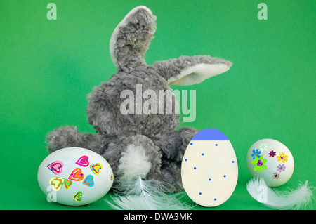 Osterhase mit bunten Ostereiern Stock Photo