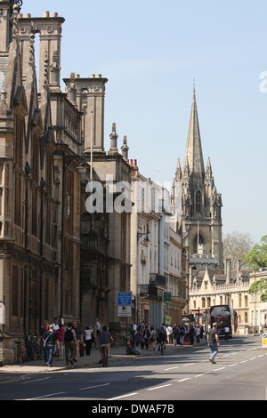 The High Street and ST Mary's Church in Oxford Stock Photo