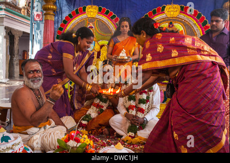 India , Tamil Nadu , Kanchipuram , 6 6th century Sri Ekambareswarar Hindu Shiva Temple young couple marriage ceremony garlands Stock Photo