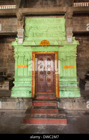 India Tamil Nadu Kanchipuram Sri Ekambaranathar Ekambareswarar Temple Temples Shiva Hindu 6th century shrine steps stairs entrance wooden doors Stock Photo