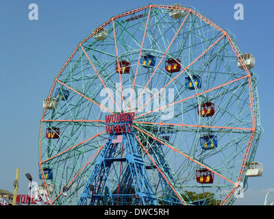 Brooklyn, New York City, USA. 21st Aug, 2014. Deno's Wonder Wheel (R) in Deno's Wonder Wheel Amusement Park on Coney Island in Brooklyn, New York City, USA, 21 August 2014. The Ferris wheel was built by the Garms family in 1920 according to designs by Charles Herman. Since 1989 it has been an official listed landmark of New York City and is 150 feet (almost 46 meters) tall. Photo: Alexandra Schuler/dpa/Alamy Live News Stock Photo