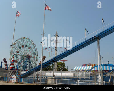 Brooklyn, New York City, USA. 21st Aug, 2014. Deno's Wonder Wheel (L) in Deno's Wonder Wheel Amusement Park on Coney Island in Brooklyn, New York City, USA, 21 August 2014. The Ferris wheel was built by the Garms family in 1920 according to designs by Charles Herman. Since 1989 it has been an official listed landmark of New York City and is 150 feet (almost 46 meters) tall. Photo: Alexandra Schuler/dpa/Alamy Live News Stock Photo