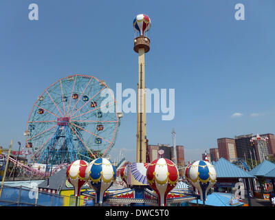 Brooklyn, New York City, USA. 21st Aug, 2014. Deno's Wonder Wheel (L) in Deno's Wonder Wheel Amusement Park on Coney Island in Brooklyn, New York City, USA, 21 August 2014. The Ferris wheel was built by the Garms family in 1920 according to designs by Charles Herman. Since 1989 it has been an official listed landmark of New York City and is 150 feet (almost 46 meters) tall. Photo: Alexandra Schuler/dpa/Alamy Live News Stock Photo