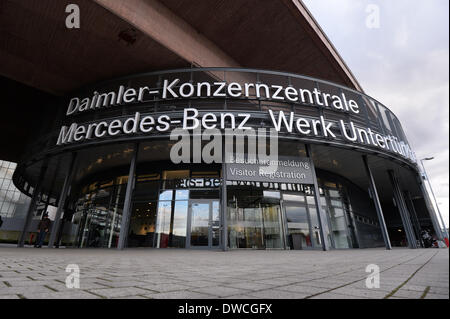 Daimler headquarters, Mercedes-Benz plant in Untertürkheim Stock Photo ...