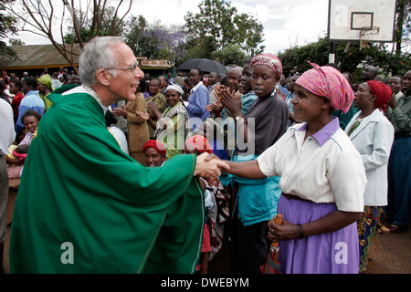 KENYA American missionary priest officiating at marriage ceremony, Kibera, Nairobi. Stock Photo
