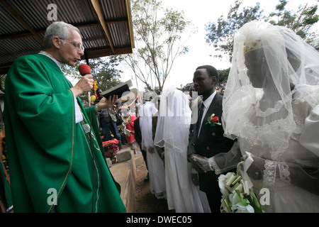 KENYA American missionary priest officiating at marriage ceremony, Kibera, Nairobi. Stock Photo