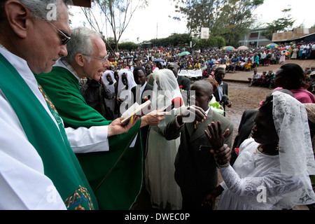 KENYA American missionary priest officiating at marriage ceremony, Kibera, Nairobi. Stock Photo