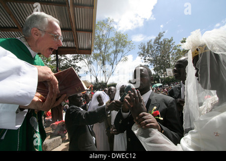 KENYA American missionary priest officiating at mariage ceremony, Kibera, Nairobi. Stock Photo