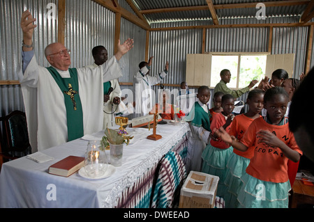KENYA  American Catholic missionary priest celebrating mass in a slum of Nairobi Stock Photo