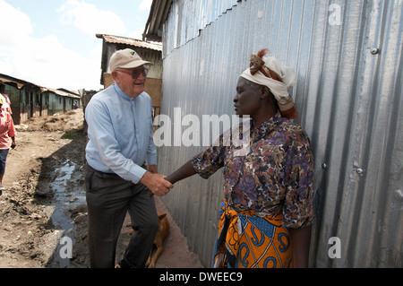 KENYA   American Catholic missionary priest visiting the sick in a slum of Nairobi Stock Photo