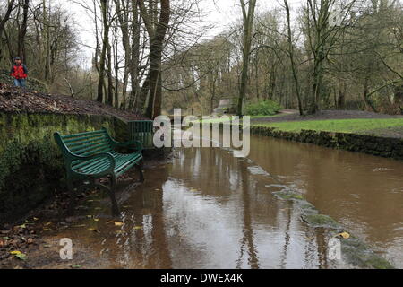 Glasgow, Scotland, UK. 7th March 2014, Heavy rain overnight causes the River Kelvin in GLasgow to rise to worrying levels, spilling onto footpaths and nearby streams. Paul Stewart/Alamy News Stock Photo