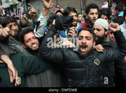 Indian Administered Kashmir. 07 March, 2014 supporters of JAMMU & KASHMIR LIBERATION FRONT ( JKLF)shouts slogans  during a protest against the treatment of Kashmiri students at a university in Srinagar Police in northern India said they had dropped sedition charges against a group of Kashmiri students who cheered on Pakistan in a recent cricket match, but they could still face prosecution over the incident. Credit:  yawar nazir kabli/Alamy Live News
