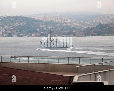 ISTANBUL, Turkey, 7th March 2014. US guided missile destroyer USS Truxtun passing through Istanbul up the Bosphorus towards the Black Sea. Credit:  Susanne Masters/Alamy Live News Stock Photo