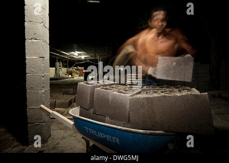 Penonome, Cocle province, Republic of Panama. 7th March, 2014. Julian Antonio Lorenzo Jaen, 54, carries concrete blocks at the construction material plant Industrias Gordon S.A in Penonome, Cocle province, Republic of Panama. Stock Photo