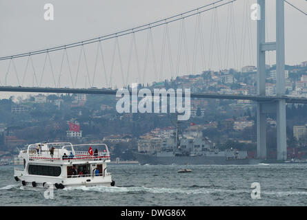 Istanbul, Turkey. 7th Mar, 2014. The U.S. guided-missile destroyer USS Truxtun (back) is seen passing through the Bosphorus strait in Istanbul, Turkey, March 7, 2014. A U.S. guided-missile destroyer USS Truxtun is passing through the Bosphorus strait in Istanbul on Friday afternoon on its way to Black Sea. It will participate in a tactical drill in the northwestern part of the Black Sea on March 11, along with one frigate from Bulgaria and three ships from Romania. Credit:  Lu Zhe/Xinhua/Alamy Live News Stock Photo