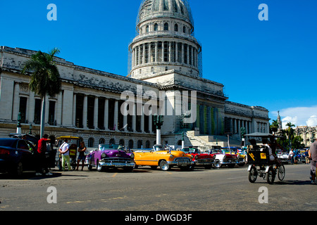 Old american cars in front of the Capitolio building in Havana, Cuba Stock Photo