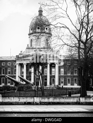 Dome, columns and canon of Imperial War Museum in Geraldine Mary Harmsworth Park, Lambeth Road, Southwark, South London (B & W) Stock Photo
