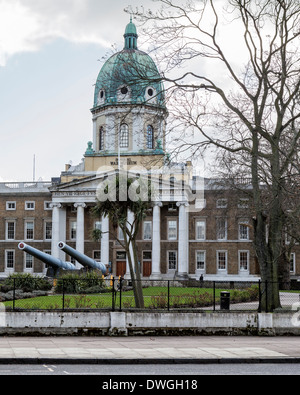 Green Dome, columns and canon of Imperial War Museum in Geraldine Mary Harmsworth Park, Lambeth Road, Southwark, South London Stock Photo